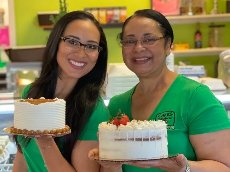Aleida-and-Lesly-from-CakesDSabores-featured